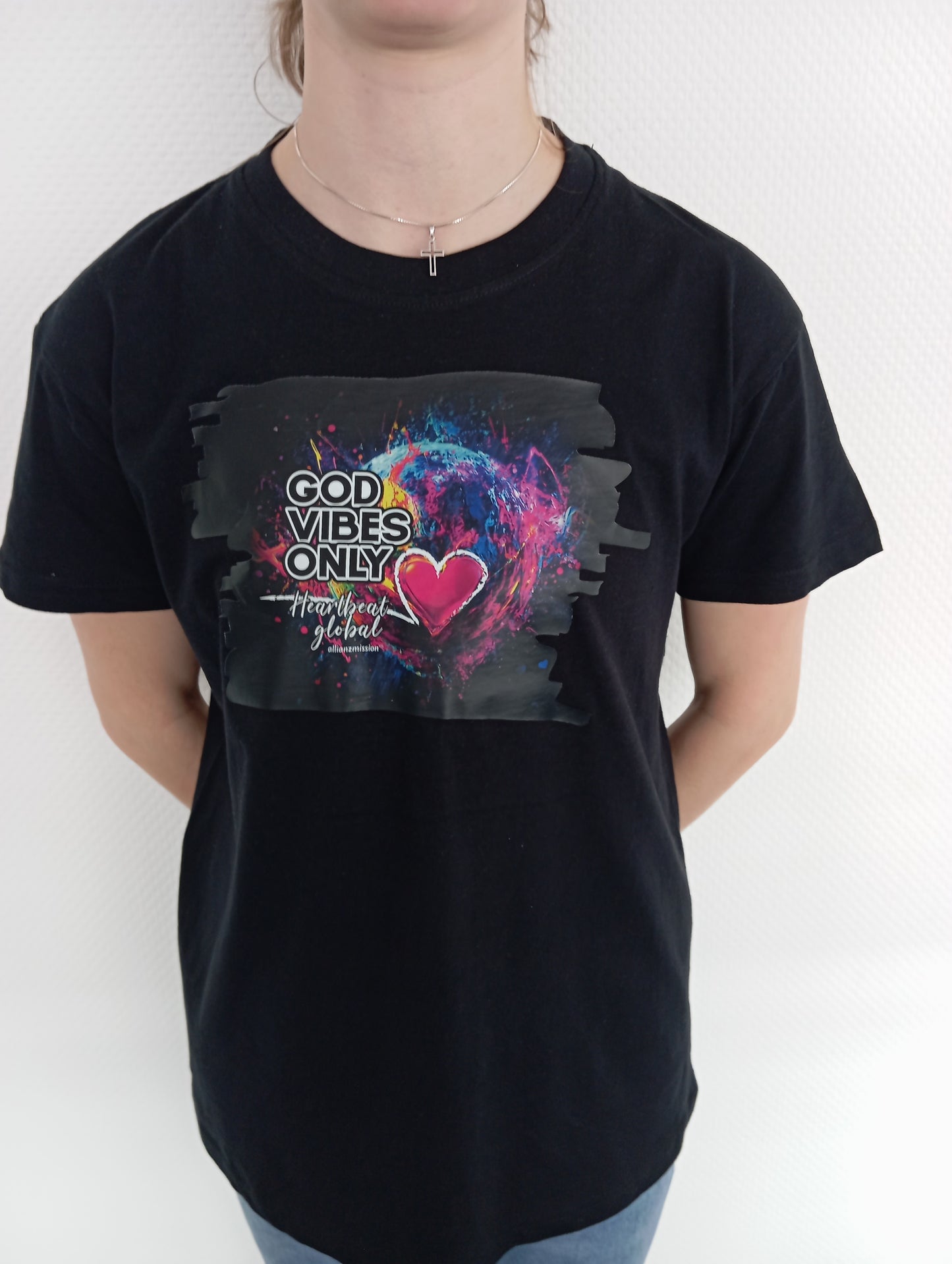 Schwarzes T-Shirt „God Vibes Only“ – Allianz-Mission Edition