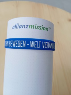 Blaues Gummiarmband – „Menschen bewegen. Welt verändern.“