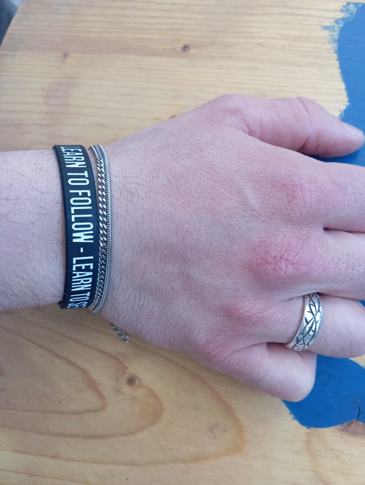 GoGlobal Gummiarmband – „Learn to Follow. Learn to Serve.“