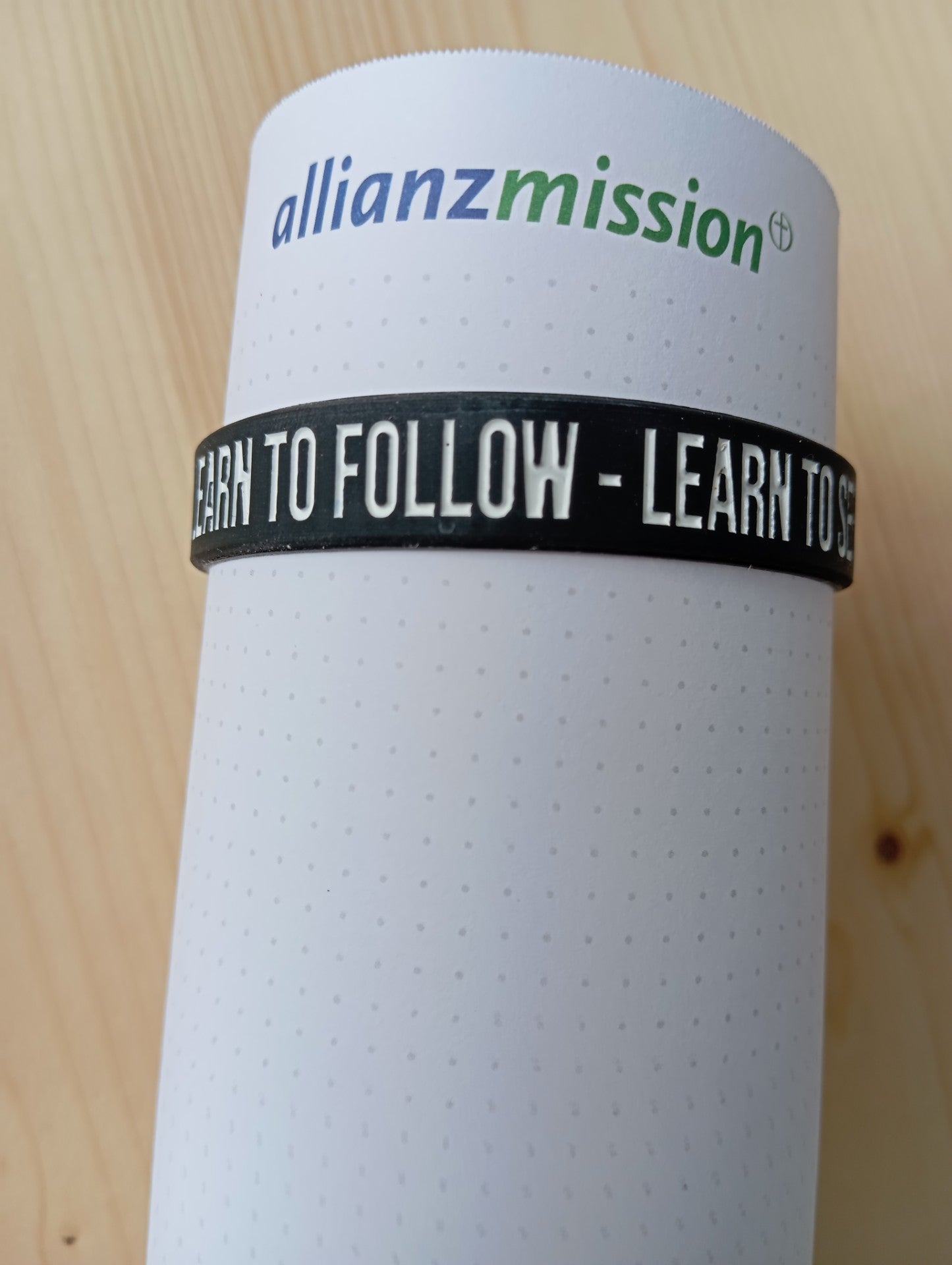 GoGlobal Gummiarmband – „Learn to Follow. Learn to Serve.“
